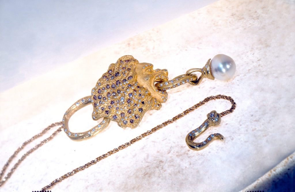 Alta gioielleria italiana - collana - leone - oro giallo - diamanti - pietre preziose - perla