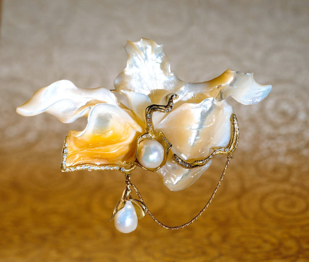 Alta gioielleria italiana - spilla - madreperla - oro giallo - diamanti - perle