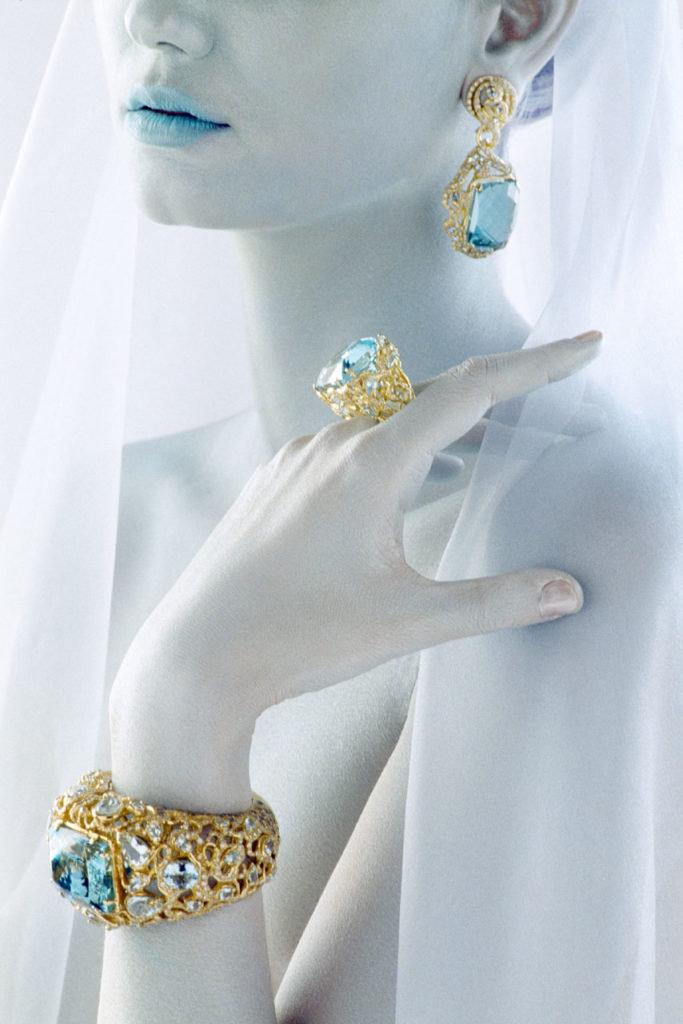 Bracciale orecchini anello oro giallo gemme rare azzurro