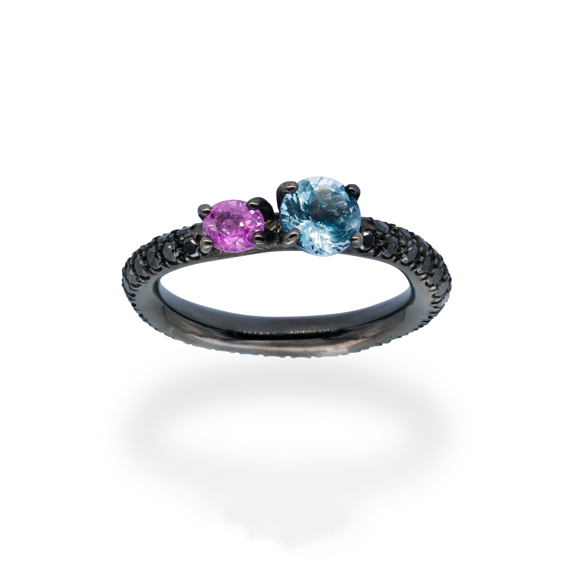 d’Avossa Ring in 18Kt black gold with pavé of black diamonds, central round-cut Blue Topaz and Purple Sapphire. (5)