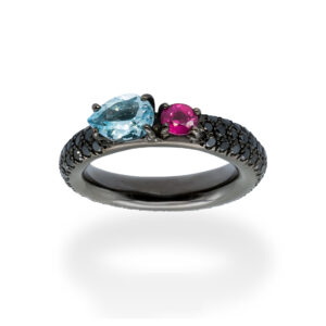 d’Avossa Ring in 18Kt black gold with a pavé of black diamonds, central pear-shaped aquamarine and pink sapphire. (5)