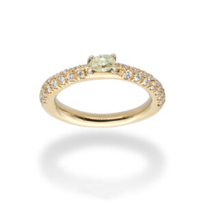 d'Avossa Ring in 18kt yellow gold with a pavé of white Diamonds and a central fancy natural oval shape diamond (5)