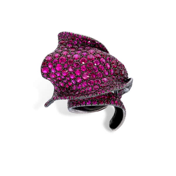 d’Avossa Masterpiece Ring in 18Kt black gold with a pavé of Burma Rubies and black Diamonds. (5)