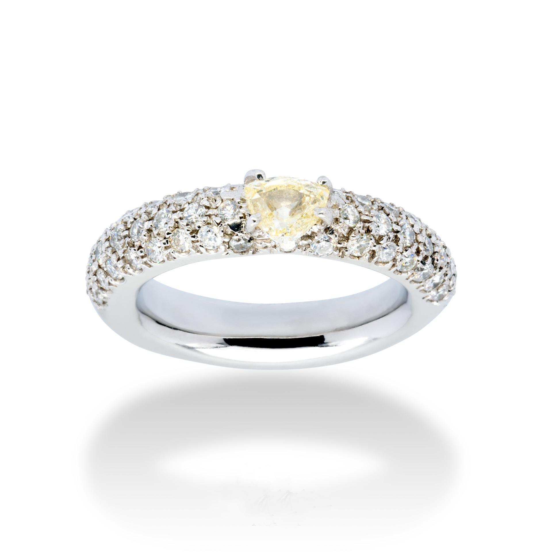 d'Avossa Ring in 18 kt white gold with a pavé of white G color diamonds and a central fancy natural heart shape diamond (4)