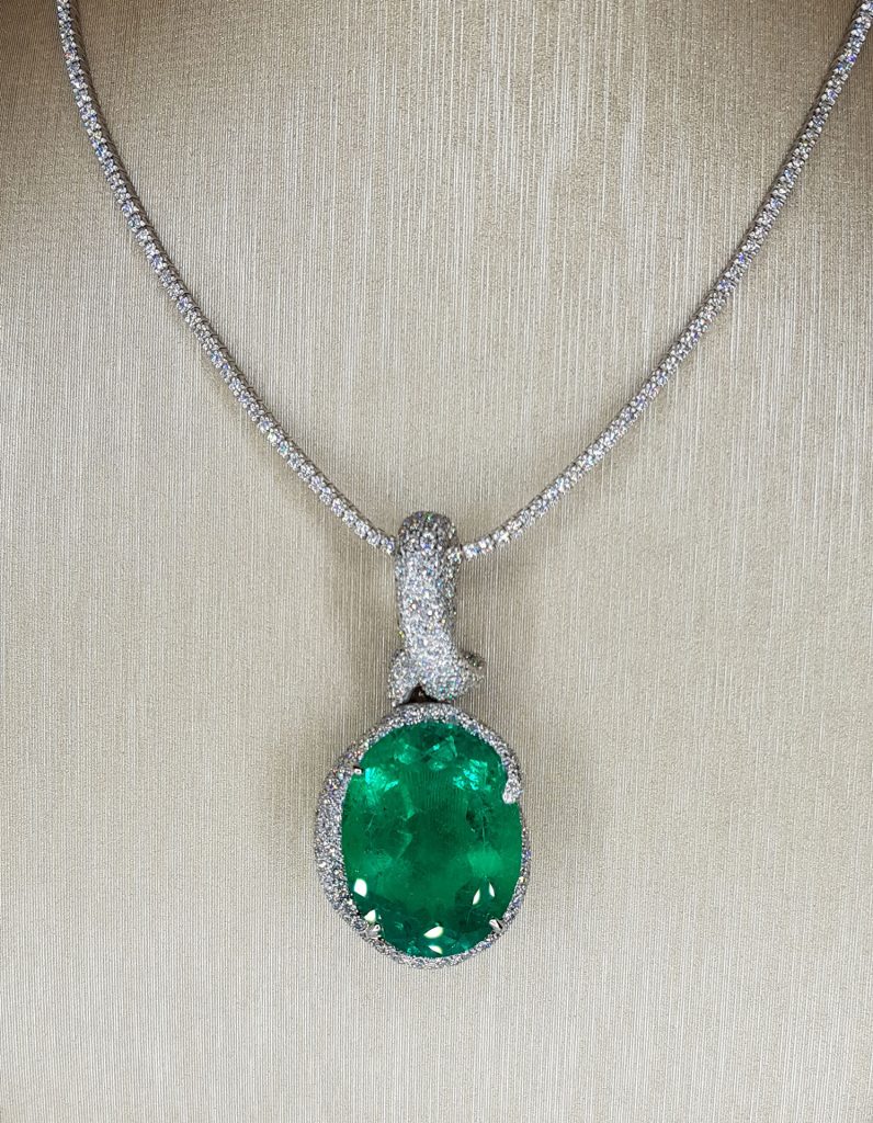 Pendant with a Colombian Emerald