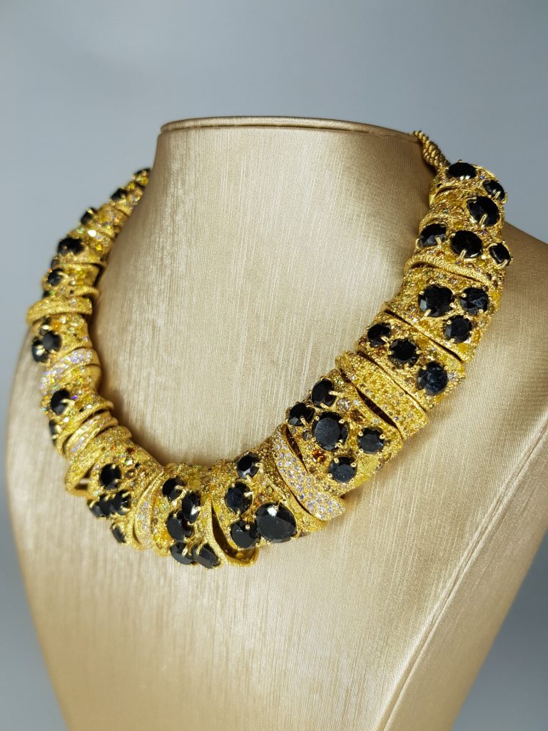 Necklace in yellow gold and pavé